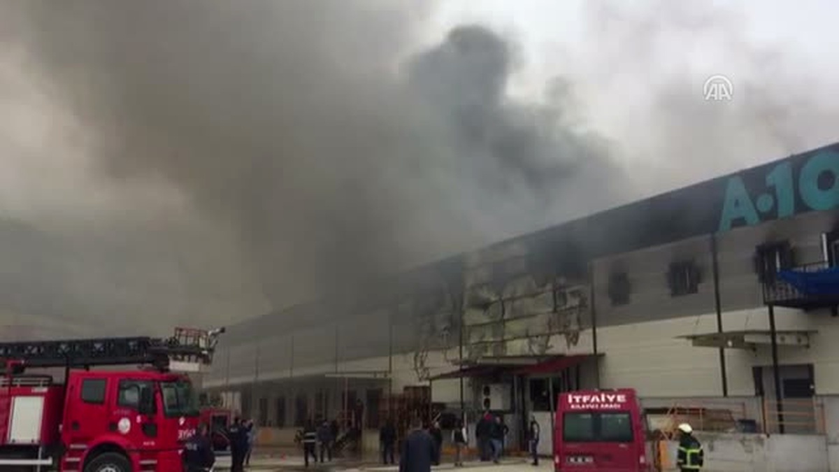 Alışveriş Merkezinin Bölge Deposunda Yangın