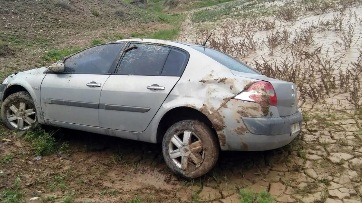 Araba Dere Yatağına Uçtu: 1 Yaralı