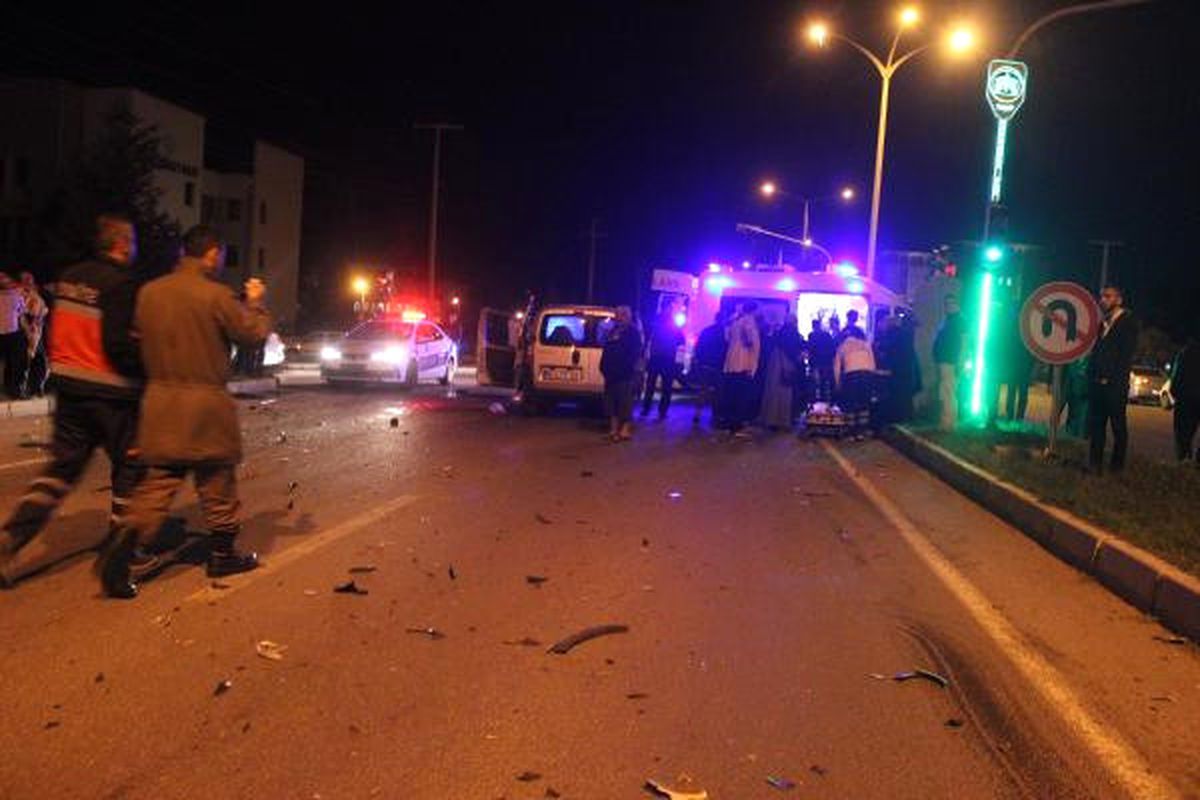 Askeri Minibüsle Hafif Ticari Araç Çarpıştı: 5 Yaralı