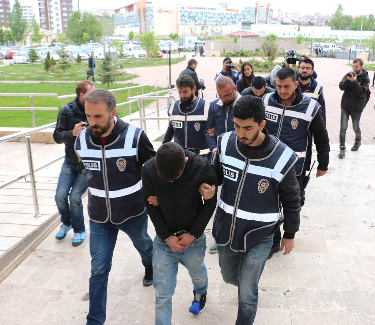 Atm\'ye Kart Kopyalama Cihazı Yerleştirilen 4 Şüpheli Yakalandı