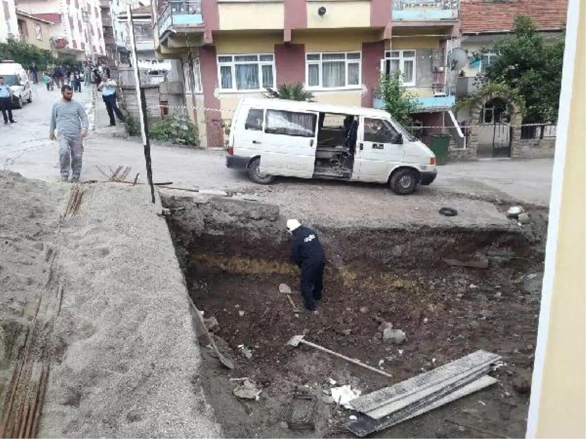 Bahçe Duvarı İçin Kazı Yaparken Doğalgaz Borusunu Patlattı