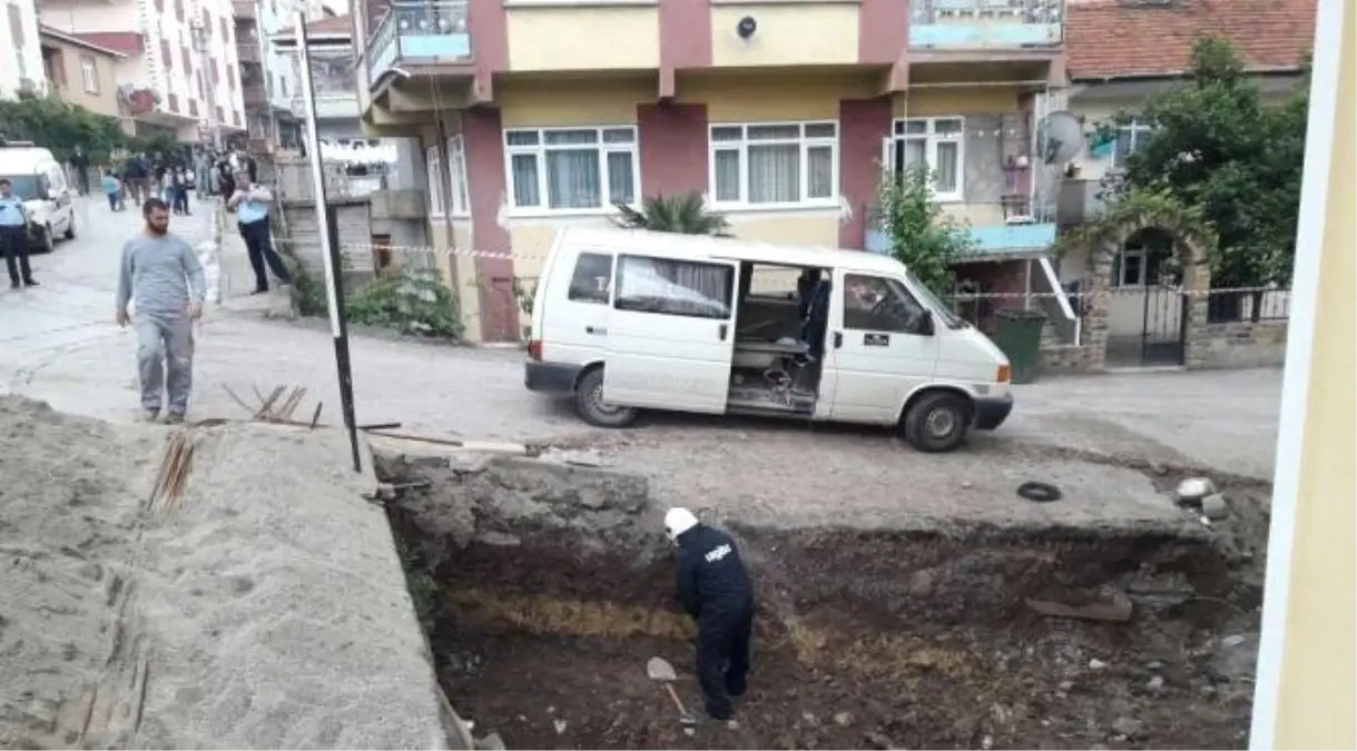 Bahçe Duvarı İçin Kazı Yaparken Doğalgaz Borusunu Patlattı