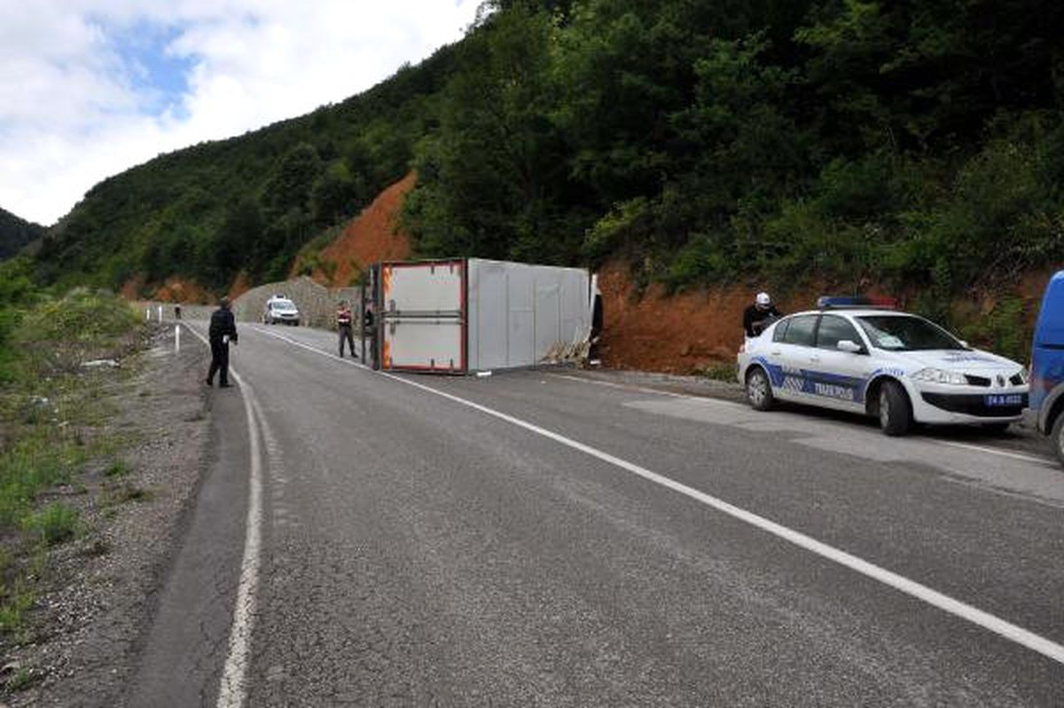 Bartın\'da Et Yüklü Kamyon Devrildi: 1 Yaralı