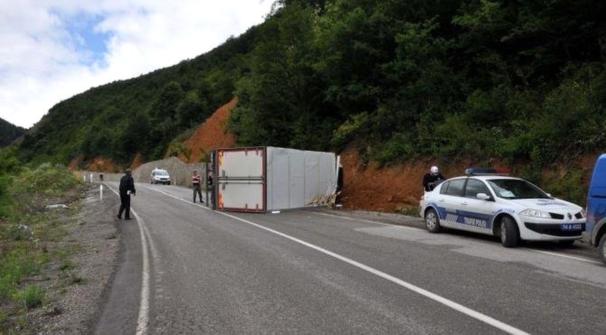 Bartın\'da Kamyon Devrildi: 1 Yaralı
