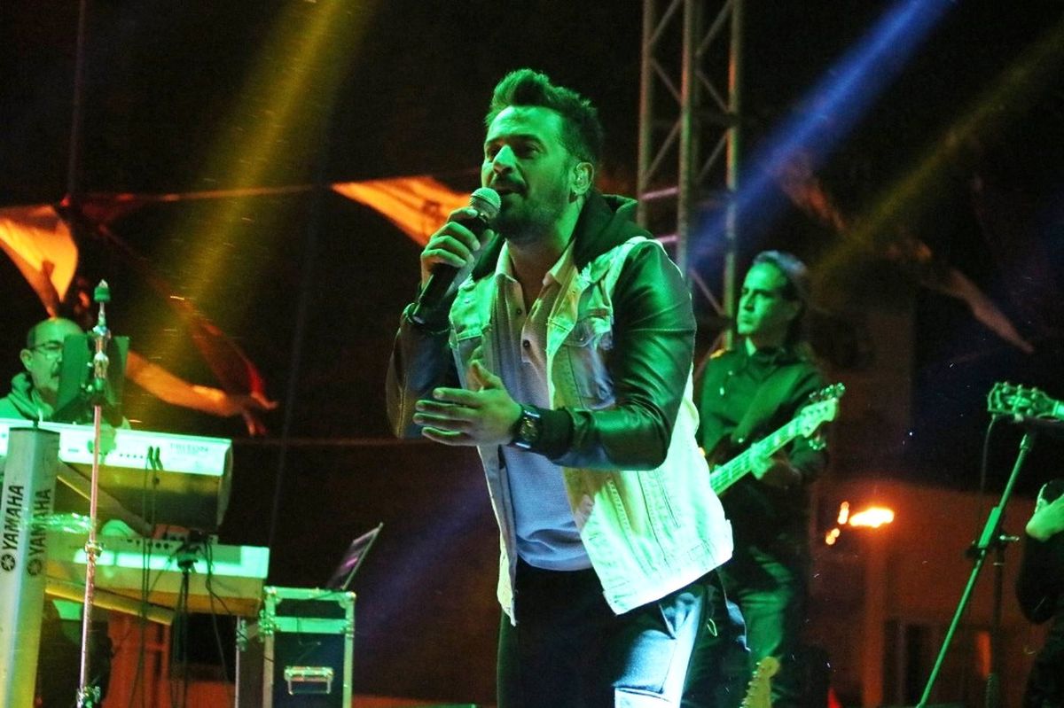 Bergama Kermesinde Emre Altuğ Rüzgarı
