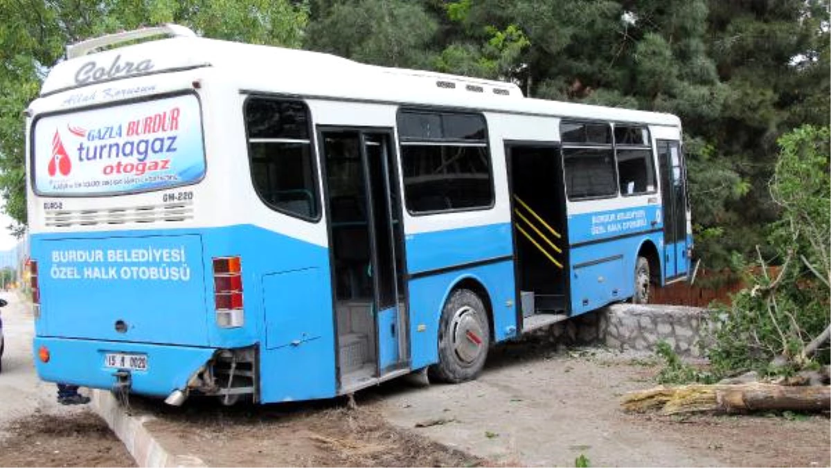 Burdur\'da Yağmur Kazalara Yol Açtı: 10 Yaralı