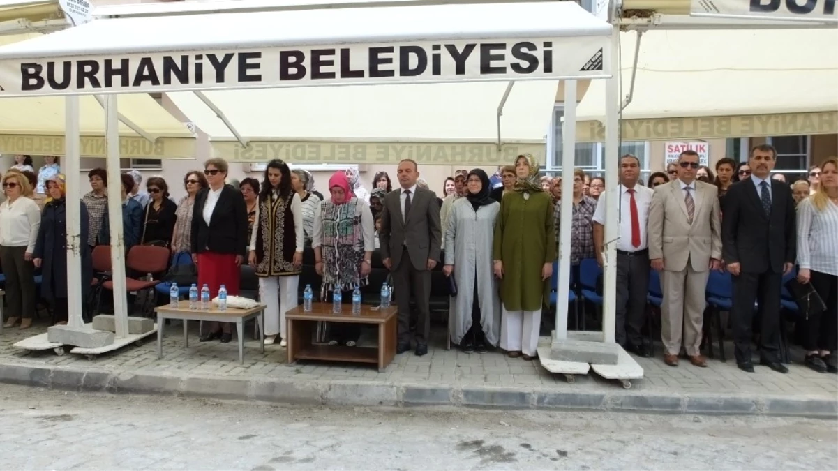 Burhaniye\'de Sergide Yetişkinlerin Oyunu Büyük Alkış Aldı