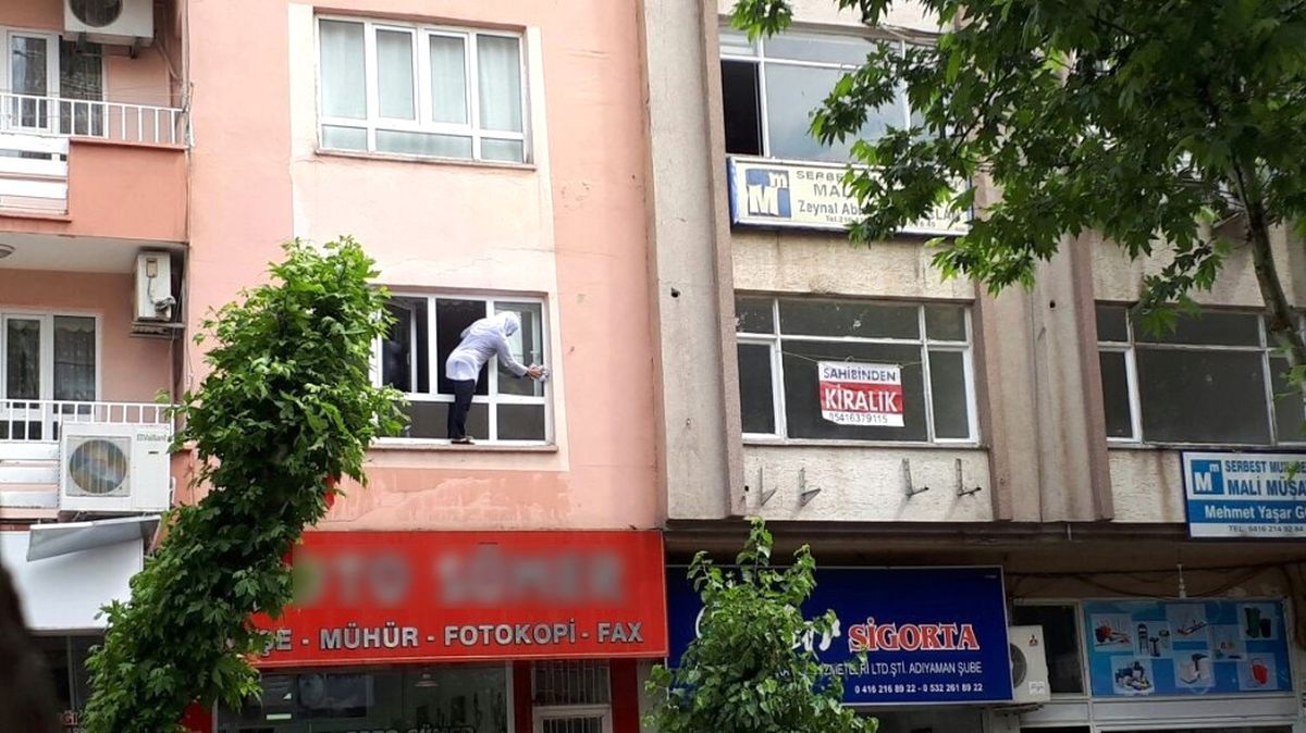 Cam Silmek İçin Canını Tehlikeye Attı