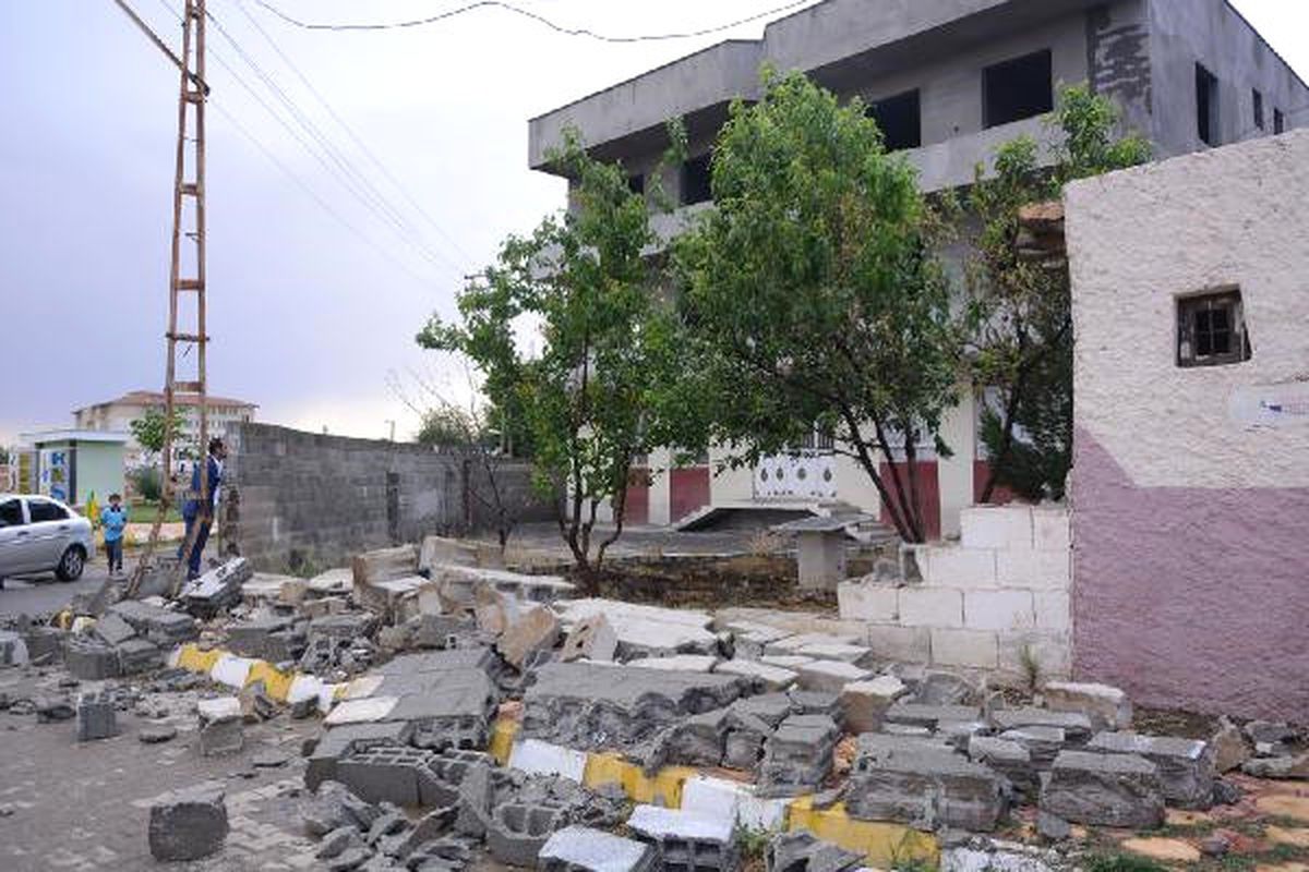 Ceylanpınar\'da Fırtına Çatıları Uçurdu, Ağaçları Devirdi