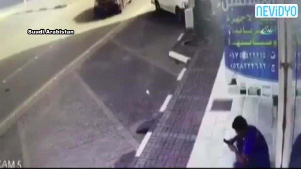Cipin Çarptığı Adam Dükkana Girdi