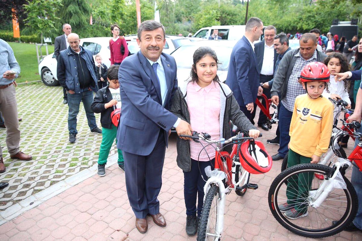 Darıca\'da Başarılı Öğrencilere Bisiklet Hediye Edildi