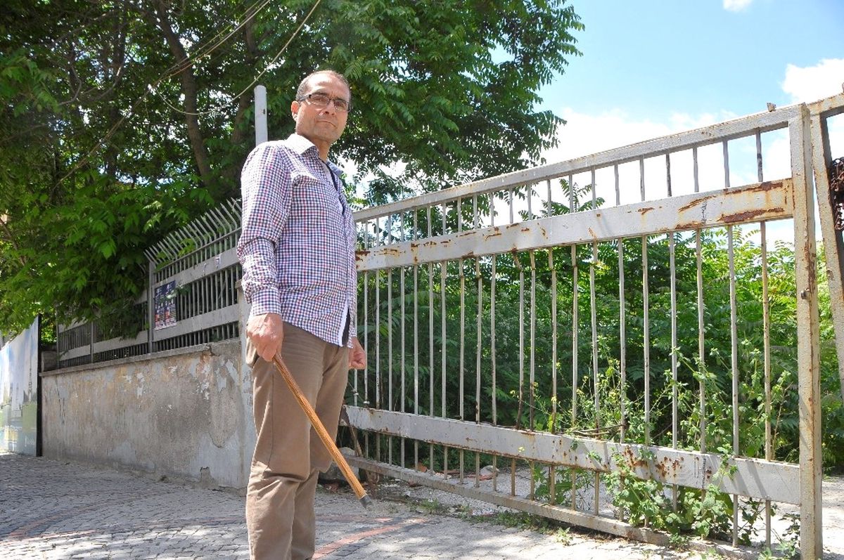 Edirne\'de Esnaf Fırça Sopayla Yılan Nöbeti Tutuyor