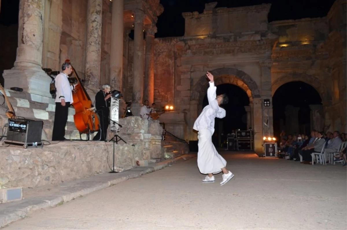 Efes Antik Kenti\'nde "Göklerde Konuşulan Aşk"