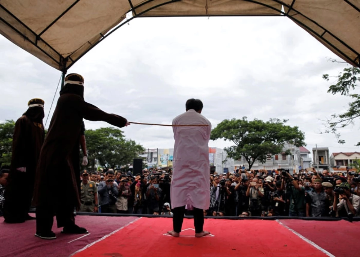Endonezya\'da İki Eşcinsel Erkeğin Değnek Cezası İnfaz Edildi
