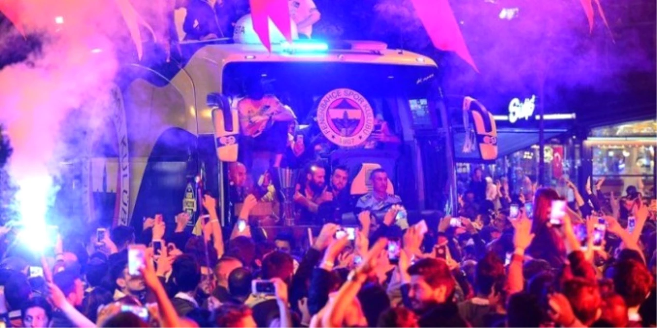 Fenerbahçe\'den Bağdat Caddesi\'nde Şampiyonluk Turu