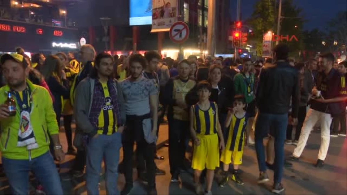 Fenerbahçeli Taraftarlar Bağdat Caddesi\'nde Takımı Bekliyor