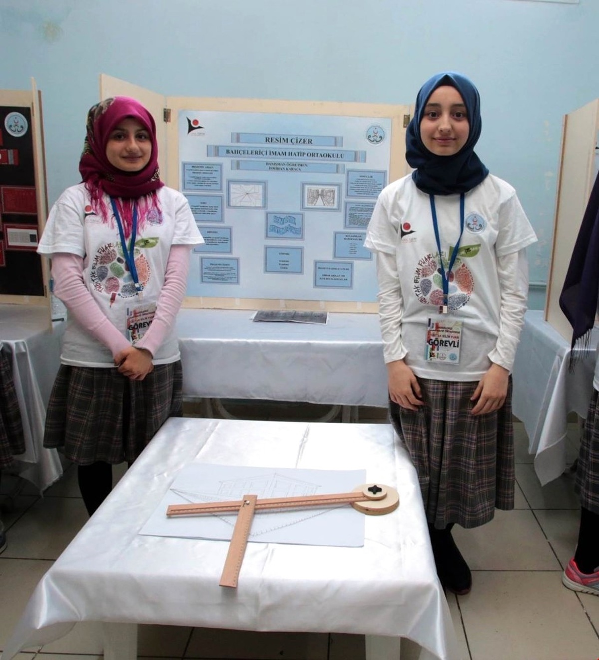 İmam Hatipli Kızlardan Bilim Fuarı