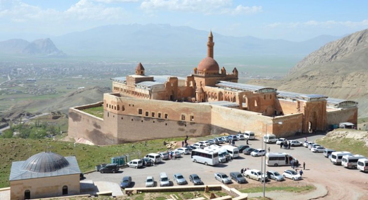 İshak Paşa Sarayı\'na Turist İlgisi