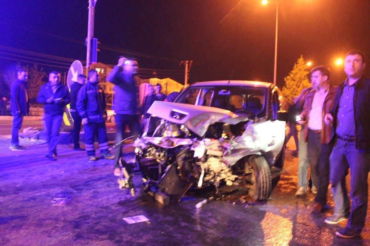 Jandarma Aracı ile Hafif Ticari Araç Çarpıştı, 5 Yaralı