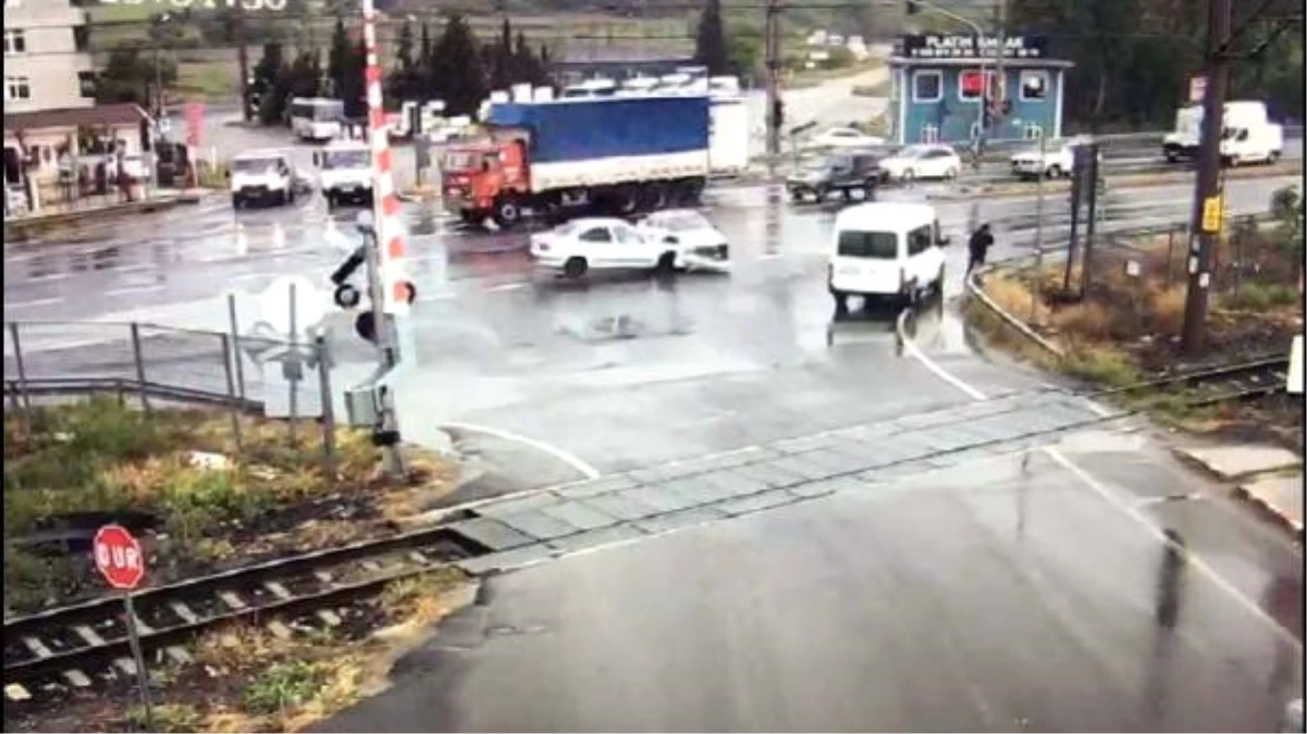 Kavşakta, 2 Kişinin Yaralandığı Kaza, Güvenlik Kamerasına Yansıdı