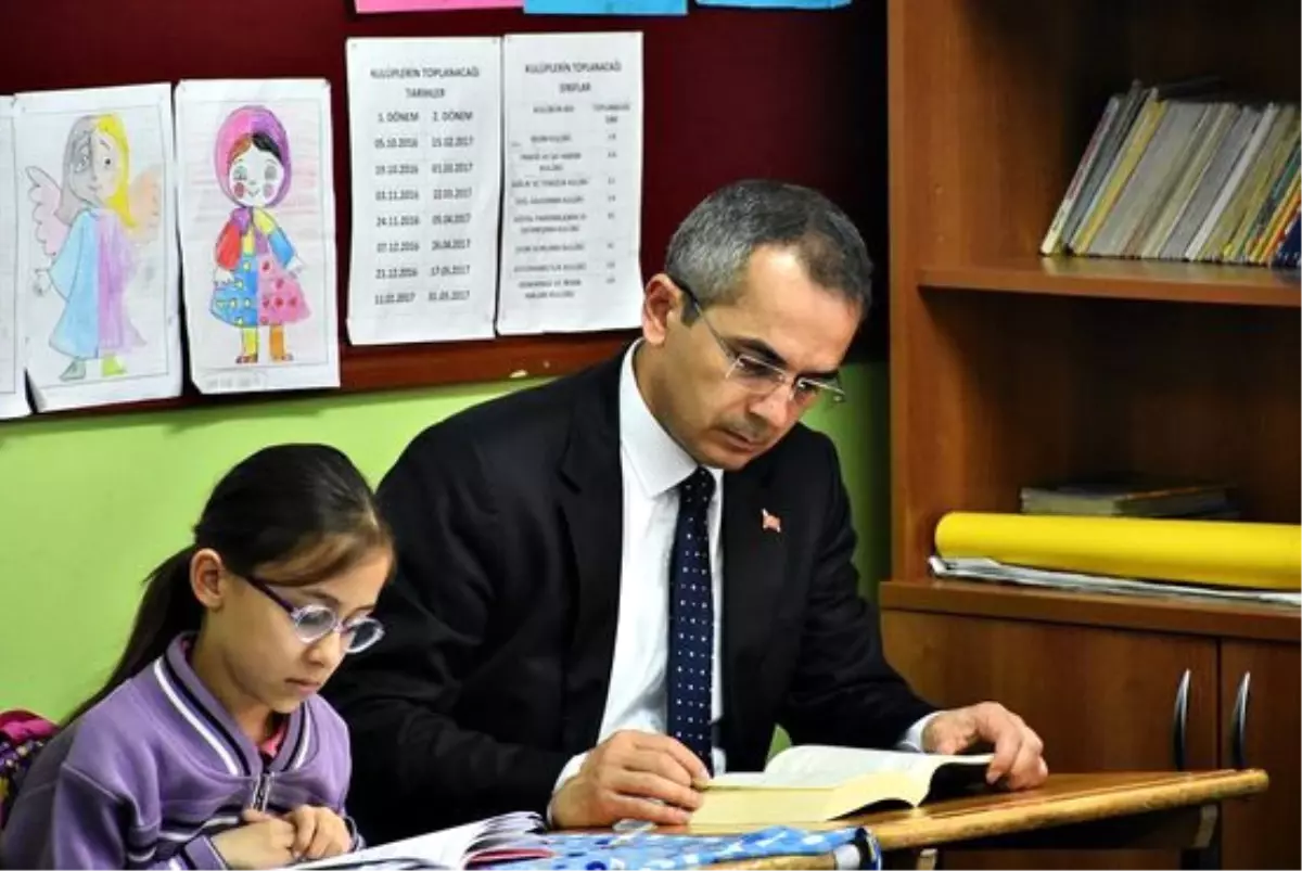 Kaymakam Pişkin Öğrencilerle Kitap Okudu