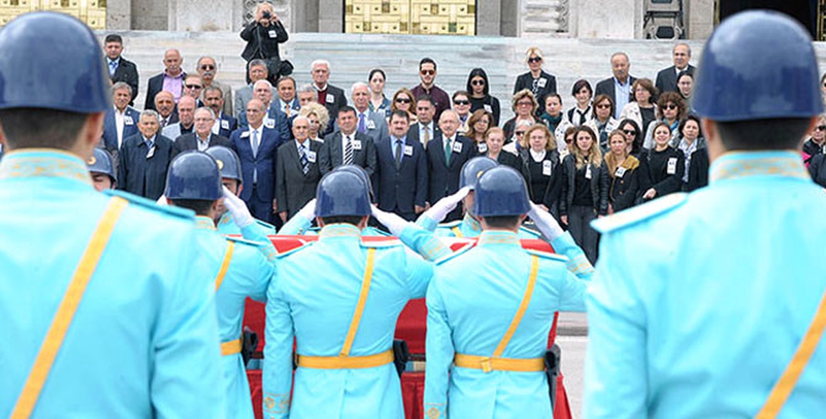 Kılıçdaroğlu, Eski Vekil Dikmen\'in Cenaze Törenine Katıldı