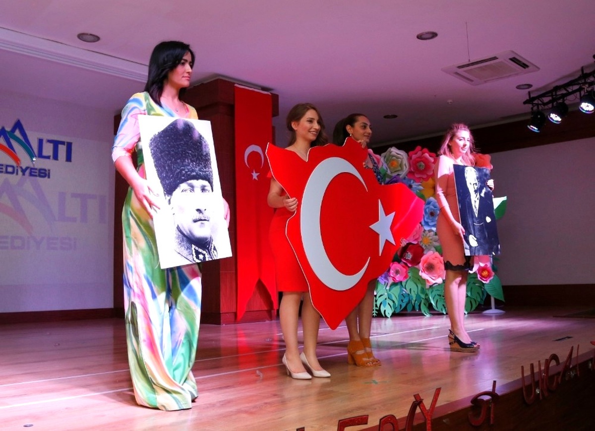 Konyaaltı Kreşi\'nden Yılsonu Gösterisi