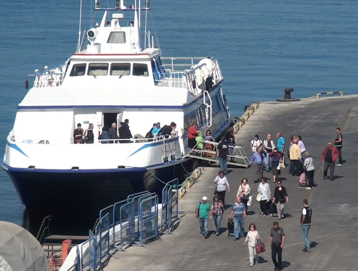Midilli feribotundan inen turistler Dikili\'de alışverişe akın etti