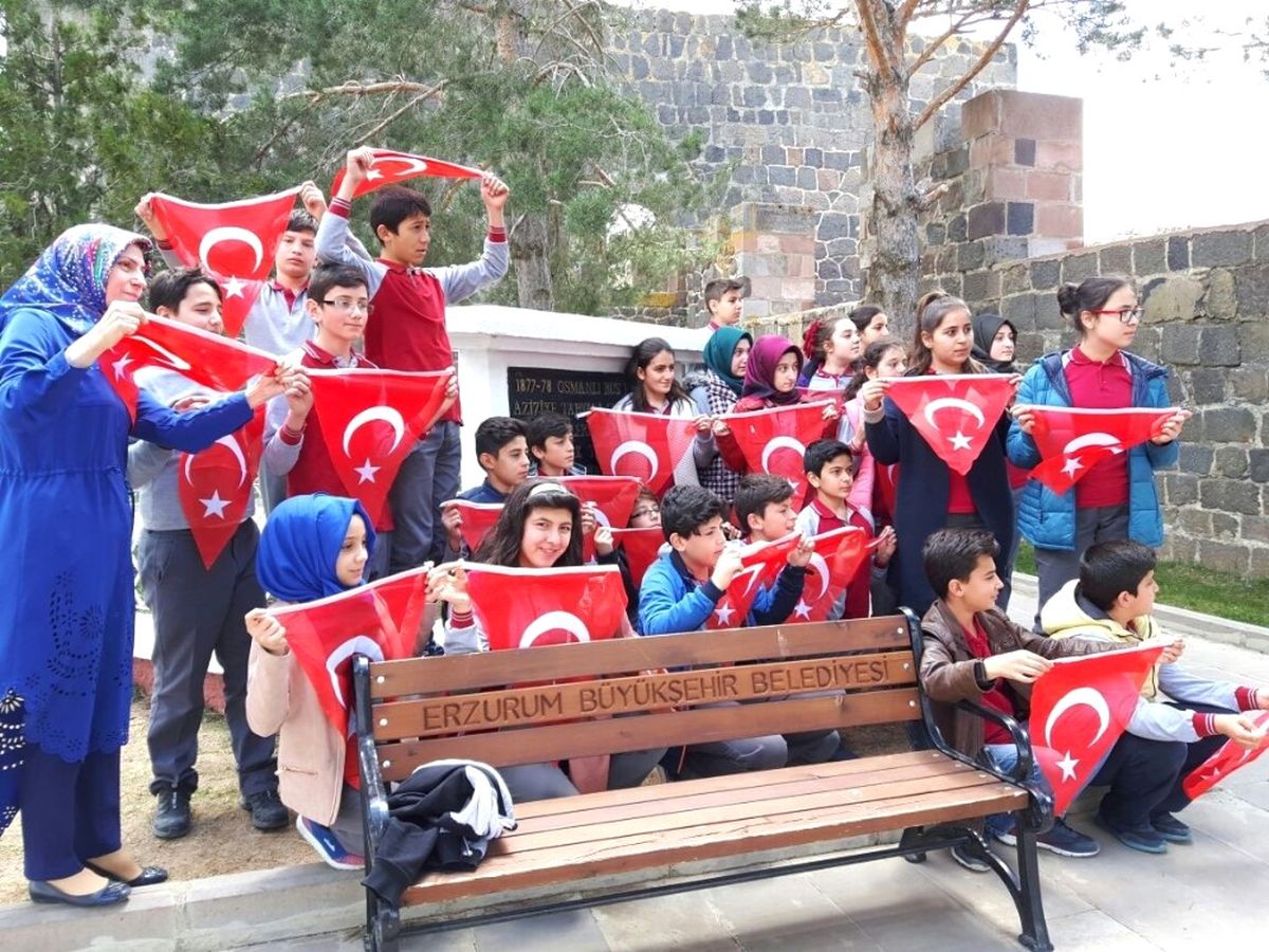 Nene Hatun\'u Kabri Başında Andılar