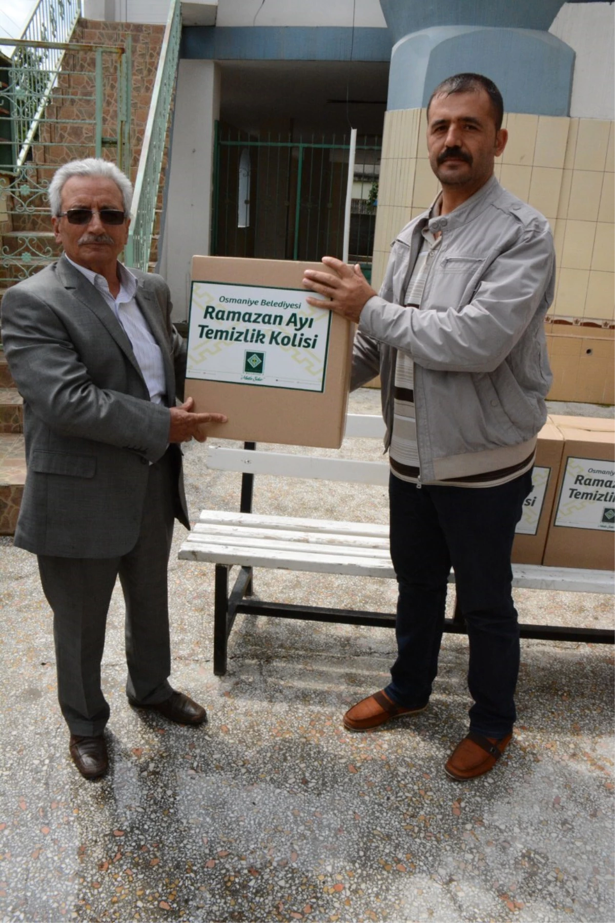 Osmaniye Belediyesi Tüm Camiilere Temizlik Malzemesi Dağıtıyor