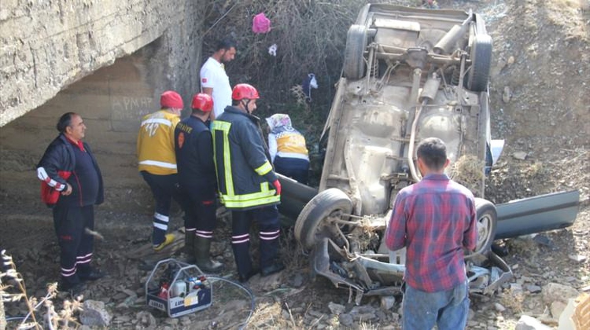 Otomobil Sulama Kanalına Devrildi: 1 Ölü, 1 Yaralı