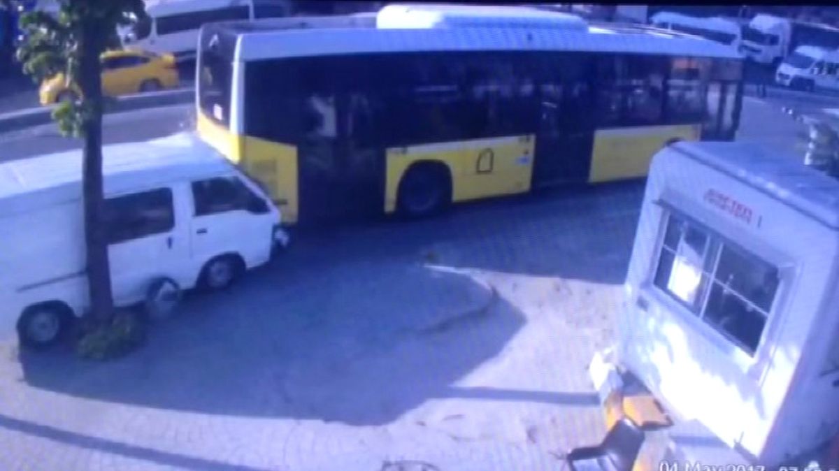 Beyoğlu\'nda Kontrolden Çıkan Araç İett Otobüsüne Böyle Çarptı