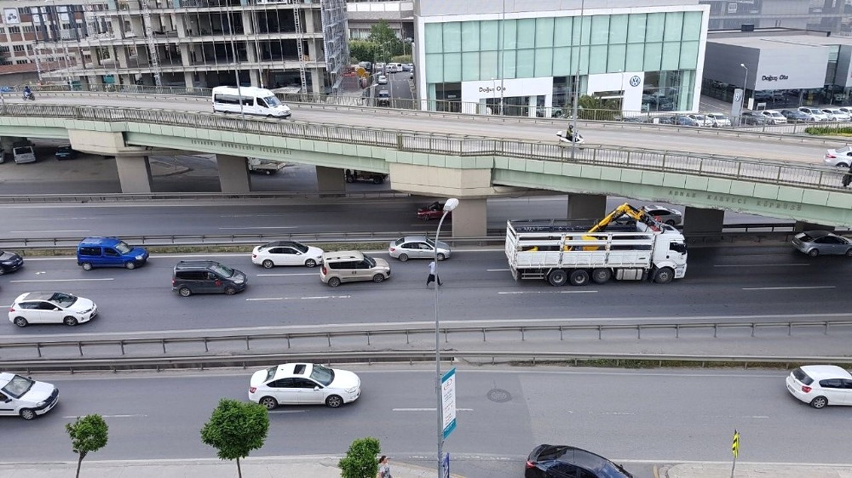 İş Makinesi Taşıyan Kamyon Köprüye Takıldı