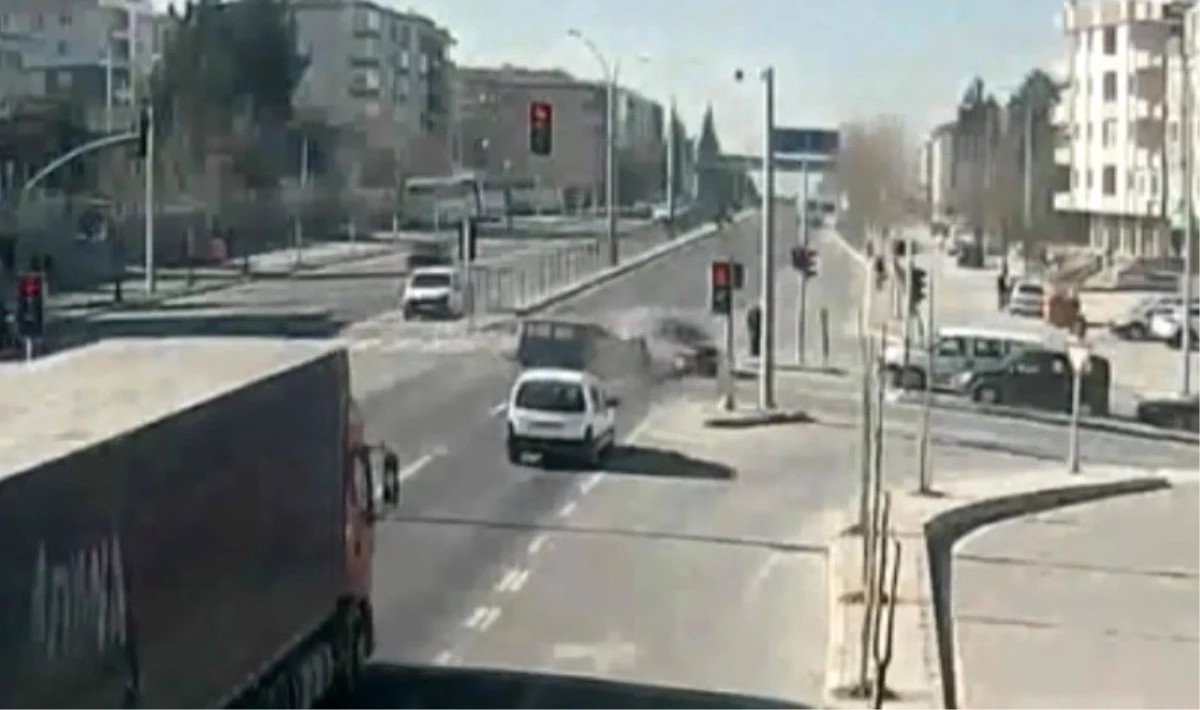 Kocaeli\'deki Trafik Kazaları Mobese Kameralarına Yansıdı