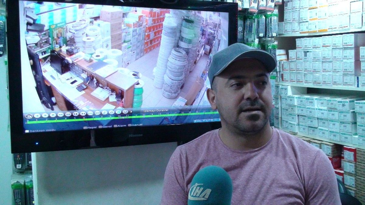 Sultanbeyli\'de Pes Dedirten Hırsızlık Anı Kamerada