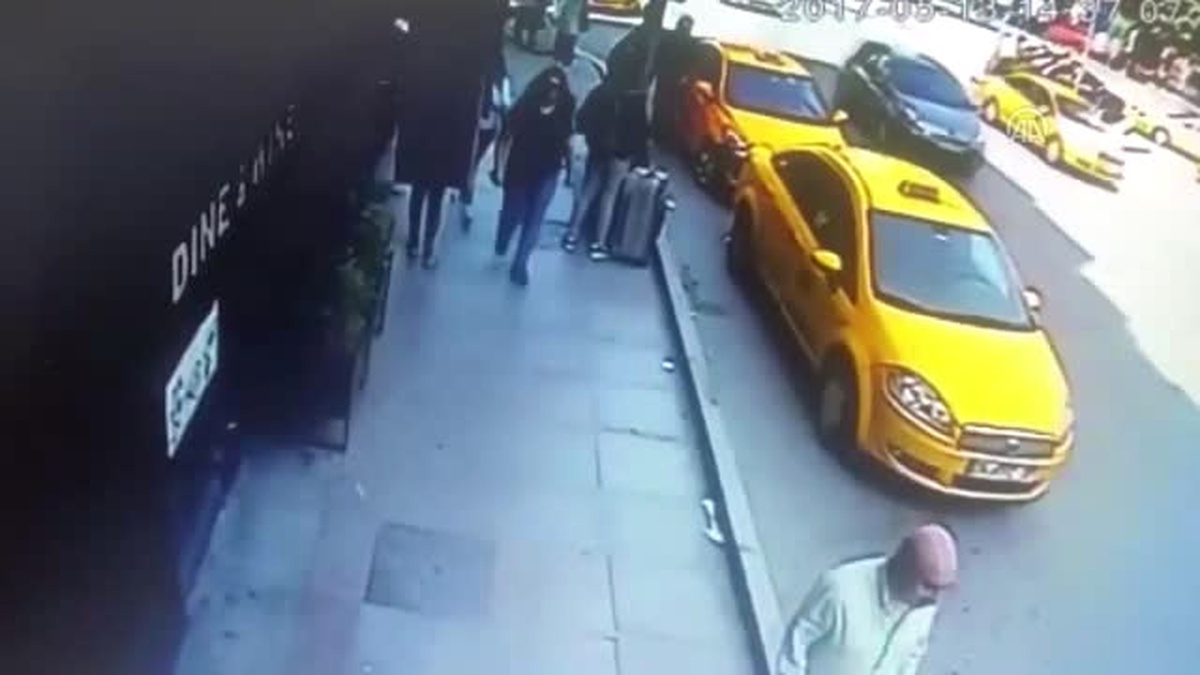 Taksim\'de Başına Kurşun İsabet Eden Turistin Son Görüntüleri Kamerada