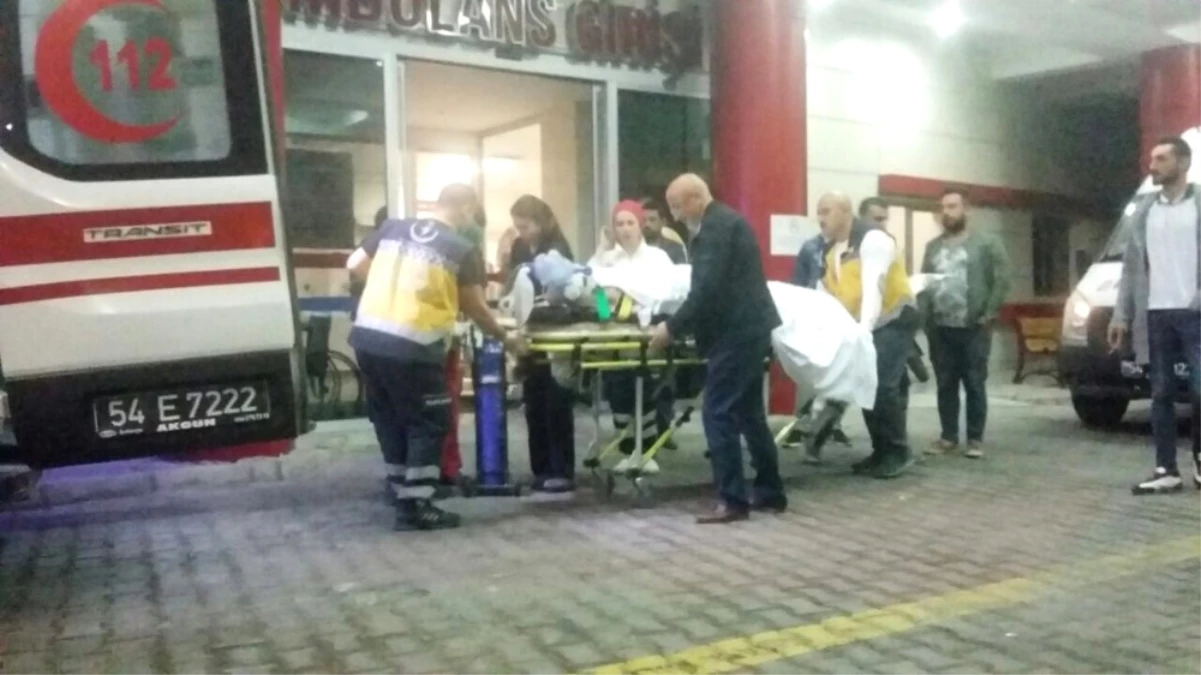 Sakarya\'da Otomobil Kamyona Çarptı: 2 Yaralı