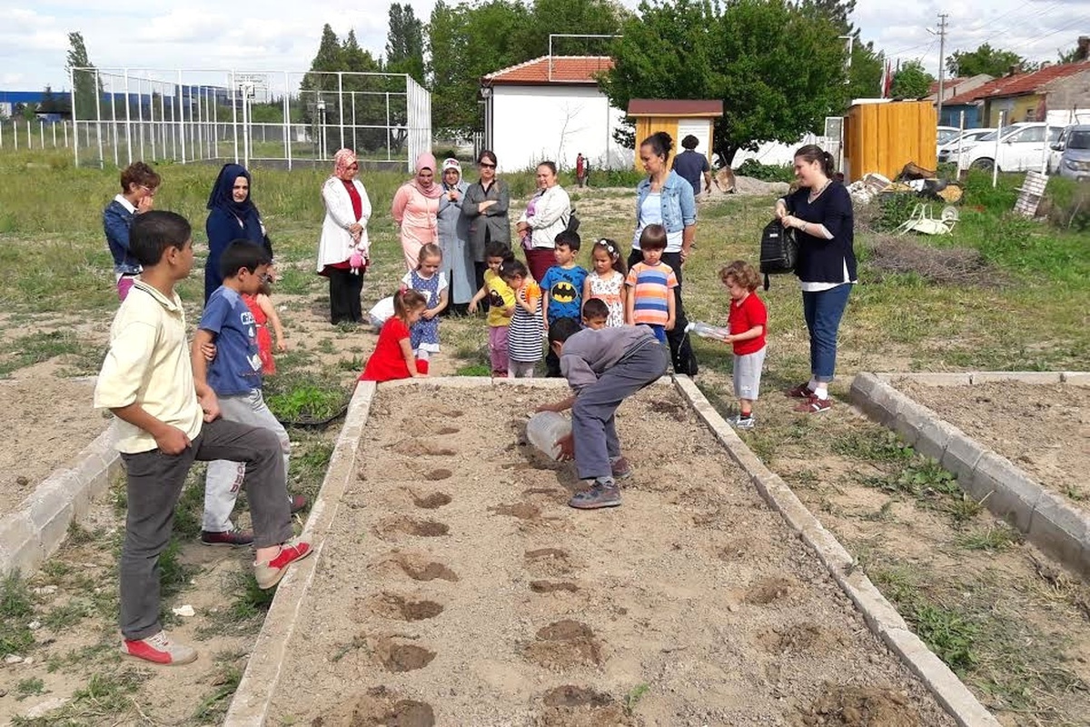 Şenlikle Toplum" Çocukları Fidan Dikti