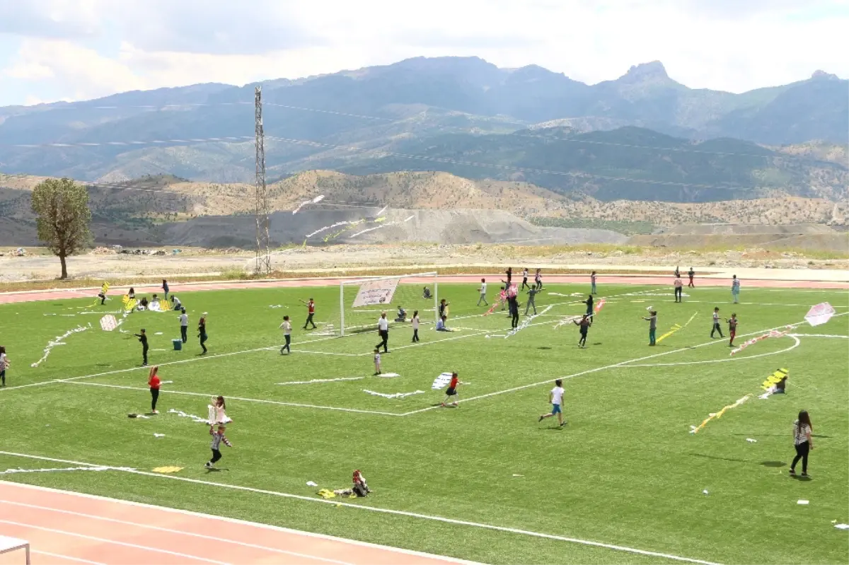 Şırnak\'ta Çocuklar Uçurtma Şenliğinde Doyasıya Eğlendi