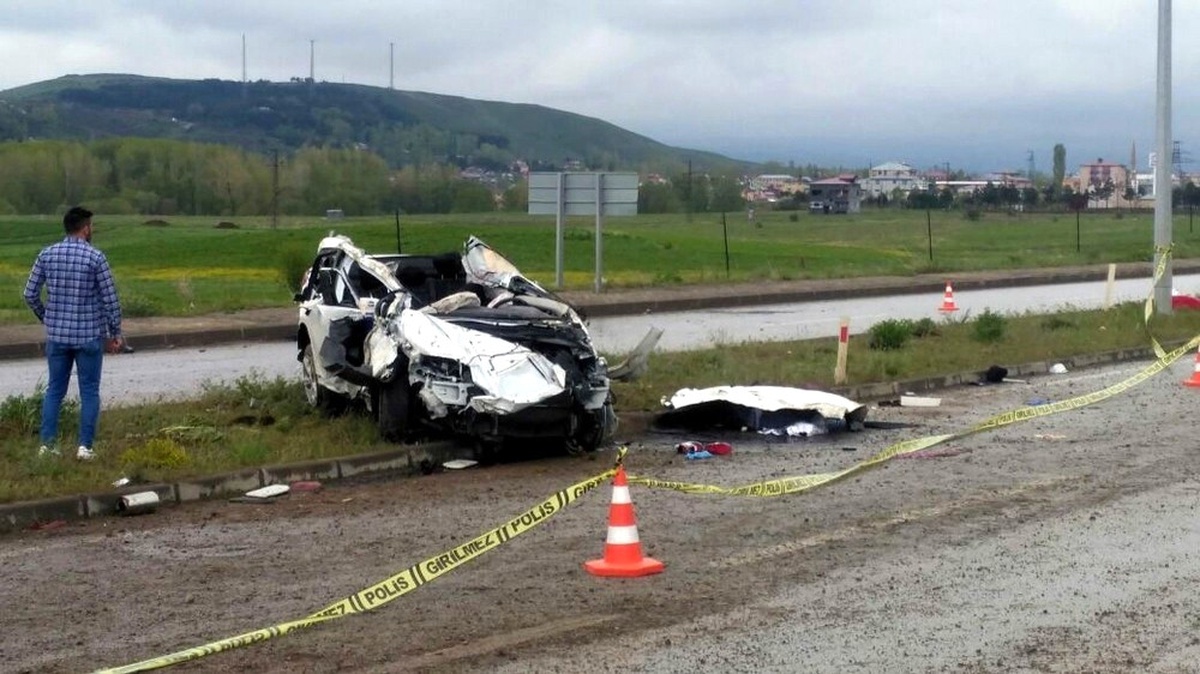 Sivas\'ta Otomobil Elektrik Direğine Çarptı: 2 Ölü, 4 Yaralı