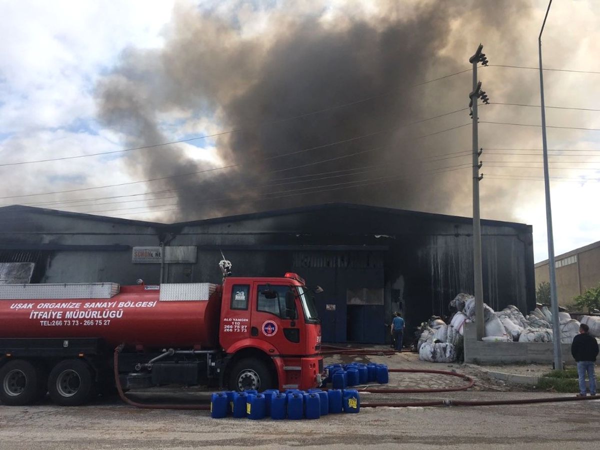 Uşak\'taki Büyük Fabrika Yangını Devam Ediyor