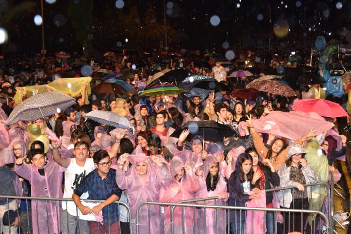Yağmura Rağmen Ceceli\'yi Beklediler Ama Konser İptal Edildi