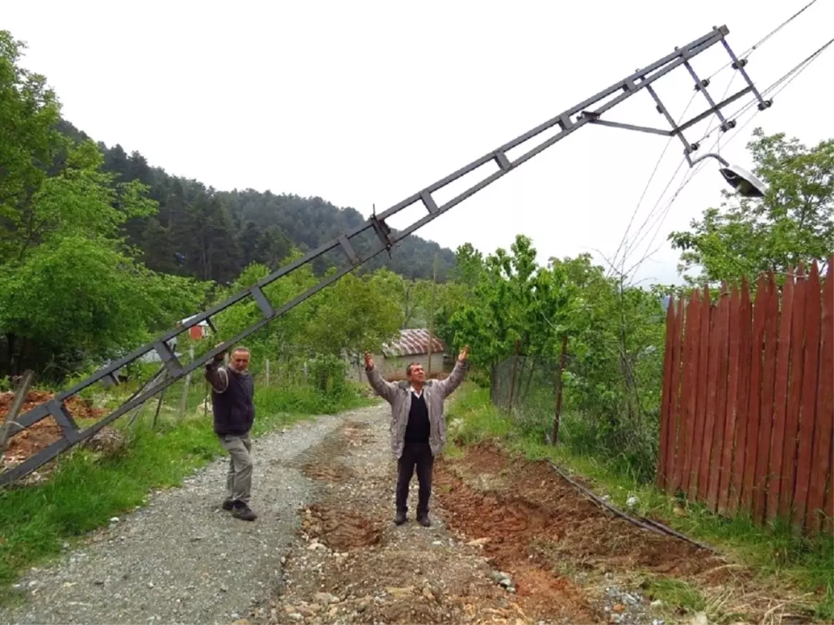 Yaylacılar Devrilen Elektrik Direkleri ve Yolları İçin Yardım Bekliyor