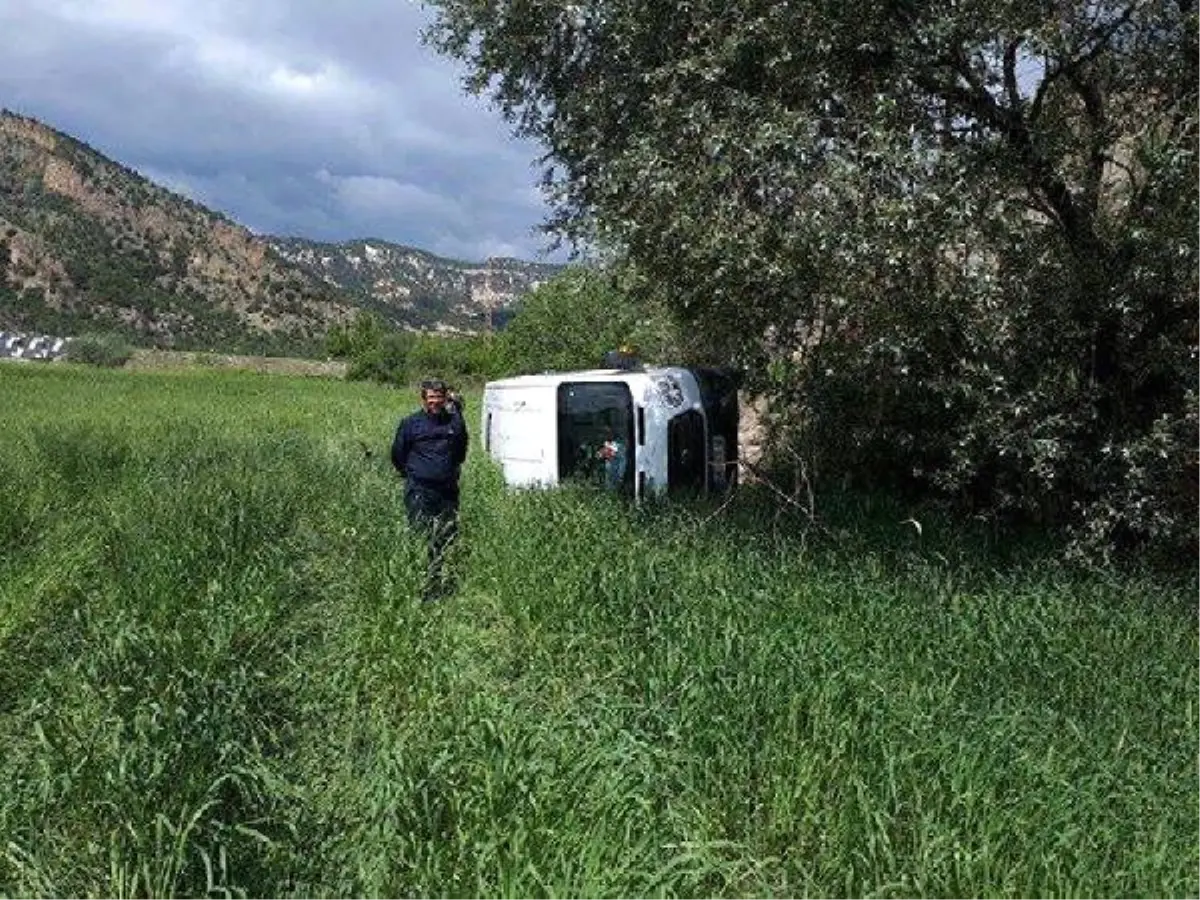 Yola Geyik Fırladı, Öğrenci Servisi Şarampole Devrildi: 10 Yaralı