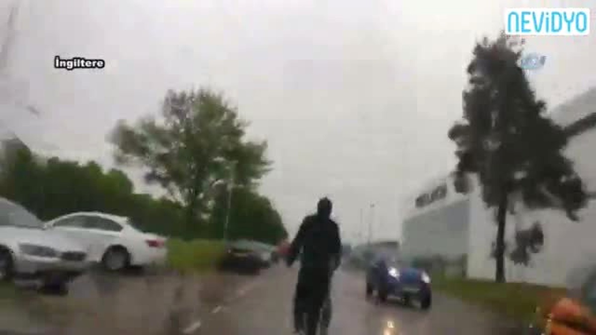 Yoldan Yürüyen Gençlere Böyle Ders Verdi