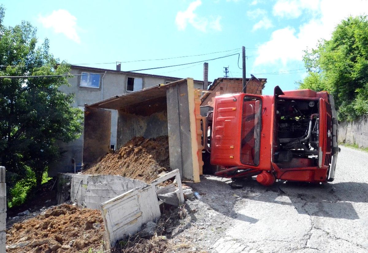 Zonguldak\'ta Toprak Yüklü Kamyon Devrildi: 1 Yaralı