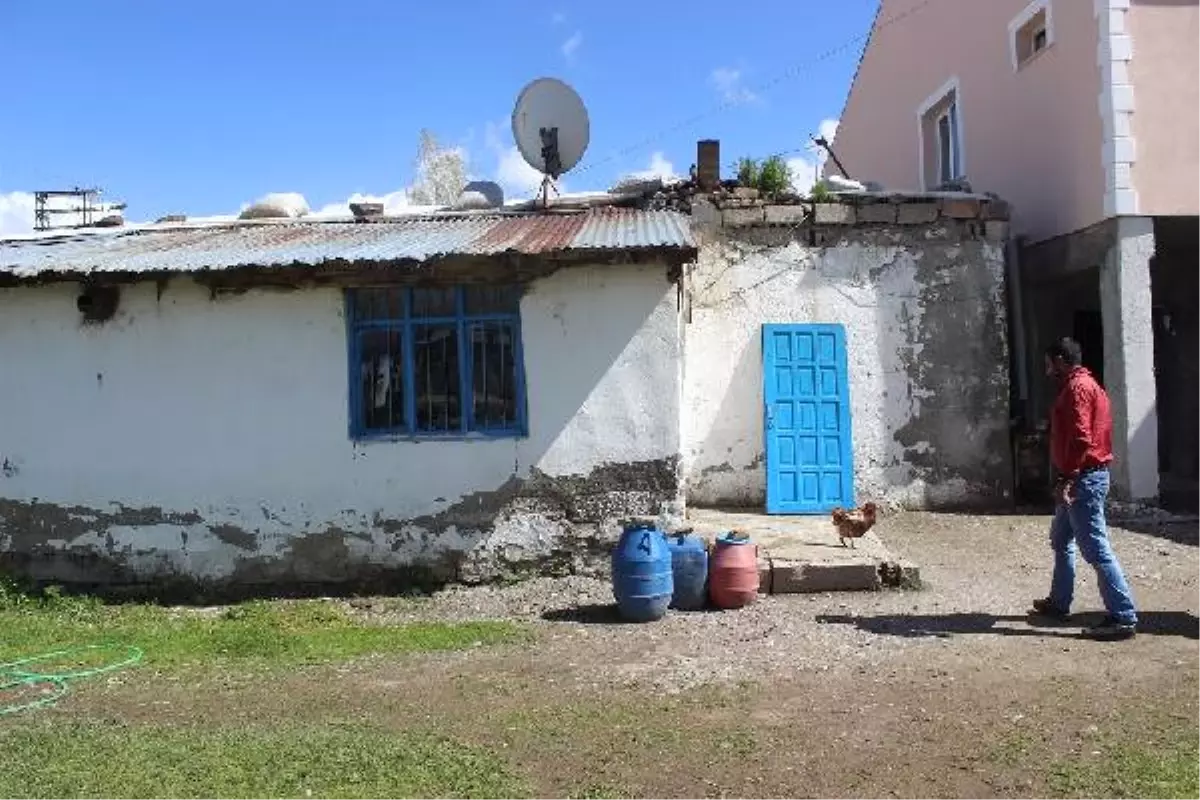 Ağrı\'da Yağmurda Şehit Ailesinin Eski Evi Yıkıldı