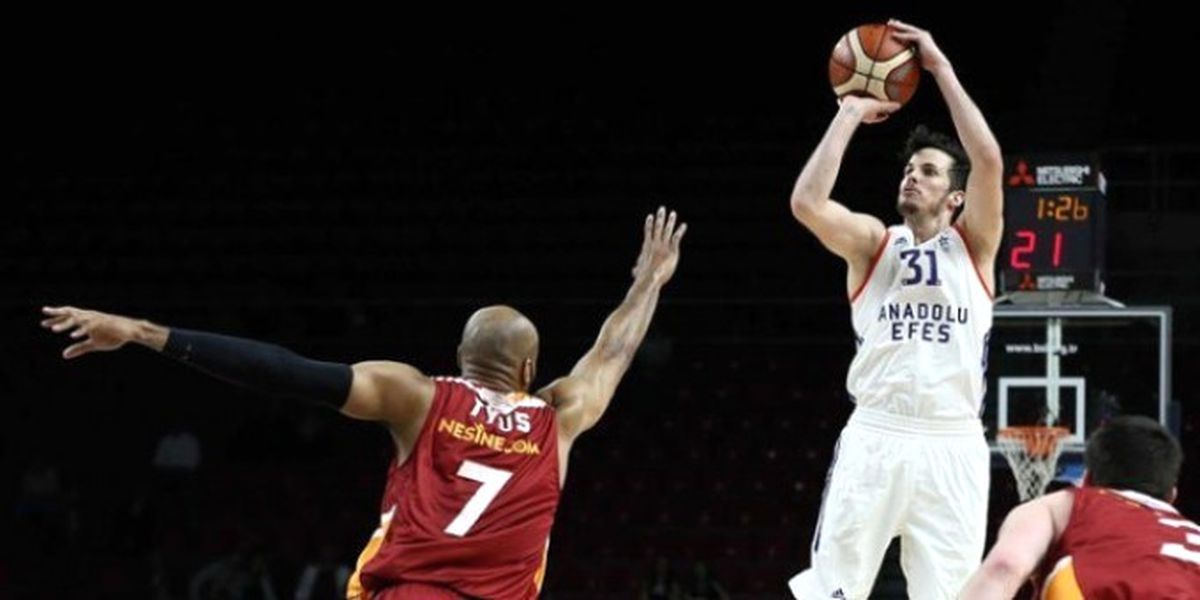 Anadolu Efes Seride Öne Geçti