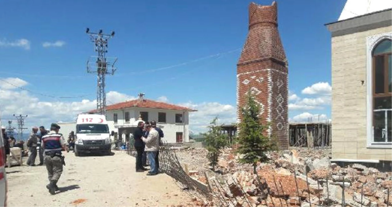 Ankara\'da İşçiler Minareyi Yıkarken Altında Kaldı: 1 Ölü, 1 Yaralı