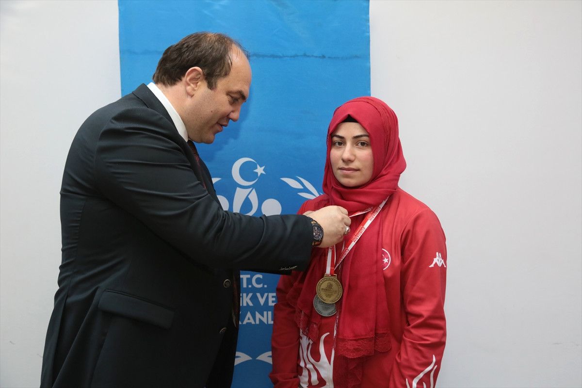 Avrupa Bilek Güreşi Şampiyonu Ödüllendirildi